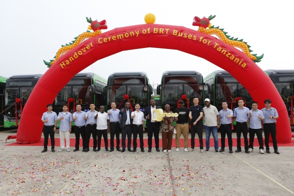2025出口非洲最大BRT公交訂單！200臺(tái)金旅客車(chē)交付坦桑尼亞