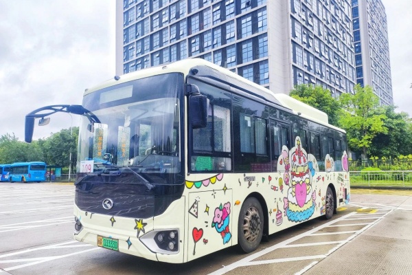 生日公交！福州街頭流動(dòng)的風(fēng)景線