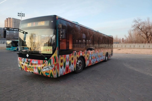 創(chuàng)意“換裝”！哈密公交車“穿上”艾德萊斯花裙