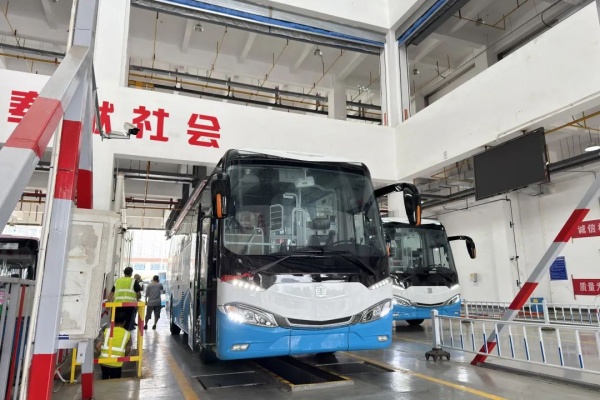 武漢定制公交上新新能源車 配備軟座