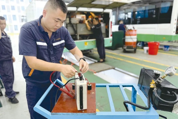 武漢公交：“90后”維修工換賽道頻頻推出新發(fā)明