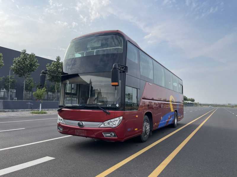 2014年12月上牌45座一層半國(guó)四雙門宇通6118氣囊旅游車