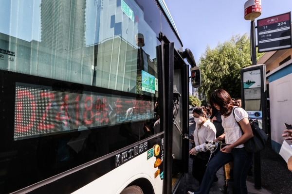 首日火爆全場！黃浦定制公交當(dāng)場決定縮短開車間隔
