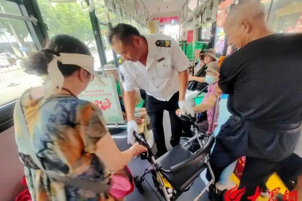 “早市公交”暖人心！青島公交駕駛員化身“搬運工”
