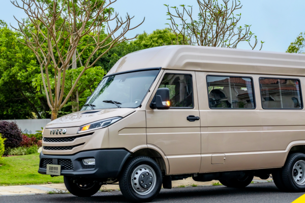 南京依維柯得意：一輛車，三種身份