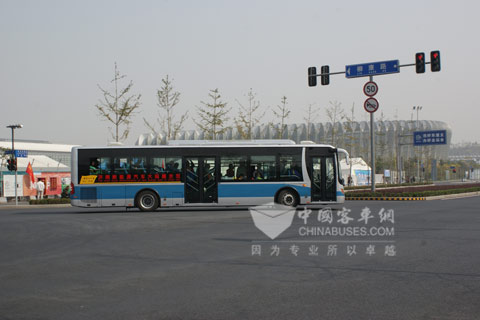 LCK6121HEV行進(jìn)在場(chǎng)館之間
