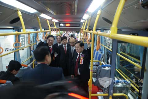 科技部部長(zhǎng)萬(wàn)鋼在混合動(dòng)力公交上
