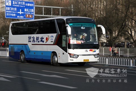 行駛在長安街上的大金龍服務(wù)車輛