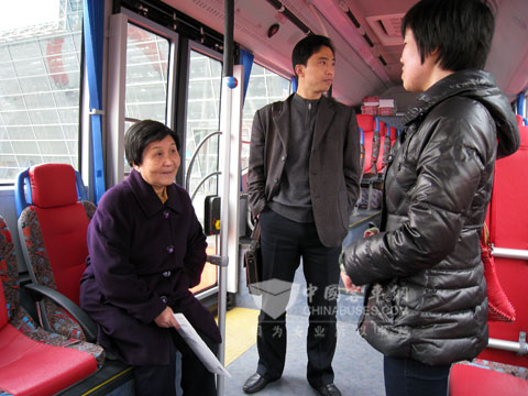 安徽省新能源協(xié)會的名譽會長宋明女士體驗安凱新能源客車