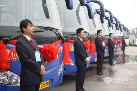 上?！皭坌陌褪俊狈?wù)世博車隊(duì)發(fā)車儀式現(xiàn)場