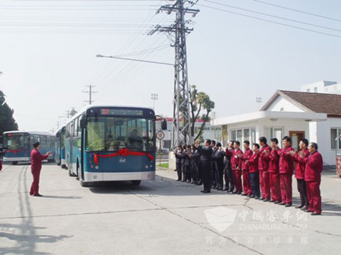 安凱客車遠(yuǎn)嫁阿布扎比，公司員工列隊(duì)歡送
