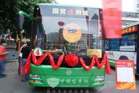 整裝待發(fā)的廈門金旅混合動力公交車