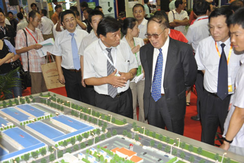 中大新能源客車(chē)閃耀中國(guó)國(guó)際建設(shè)環(huán)境友好型社會(huì)成果展覽會(huì)