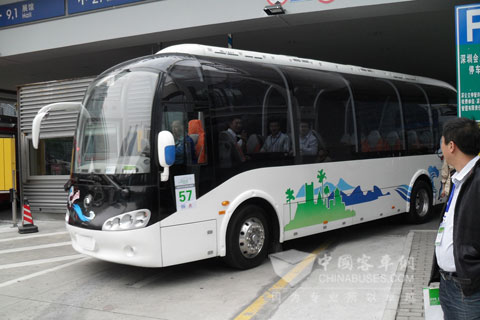 宇通10米純電動景區(qū)觀光車巡游
