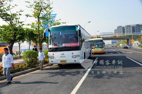 正在為廣州亞運(yùn)安檢及志愿者服務(wù)的海格客車(chē)