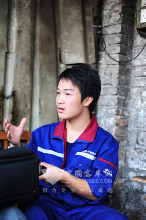 番禹分廠服務(wù)點(diǎn)的楊工程師在維修廠向記者介紹相關(guān)情況