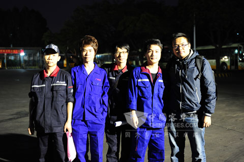 夜幕降臨，告別時(shí)記者與仍在