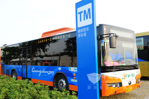 媒體村內(nèi)停車場，整裝待發(fā)的宇通客車