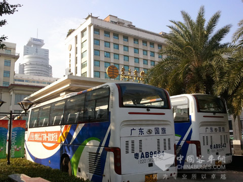 在校長(zhǎng)論壇主會(huì)場(chǎng)東方賓館的海格客車