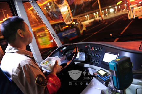 為亞運服務，為市民服務，司機師傅匆忙地在 車上吃一口飯