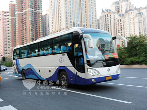 載滿各國裁判員的宇通客車正駛向開幕式現(xiàn)場(chǎng)