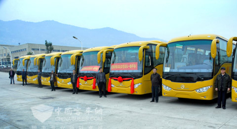 金旅XML6957豪華客車(chē)整裝待發(fā)
