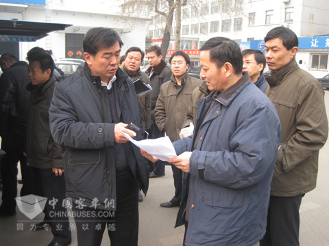 在濟(jì)南公交總公司進(jìn)行混合動力客車現(xiàn)場評審