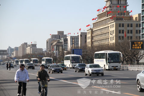 連續(xù)七年服務(wù)兩會(huì) 宇通品牌照亮中國