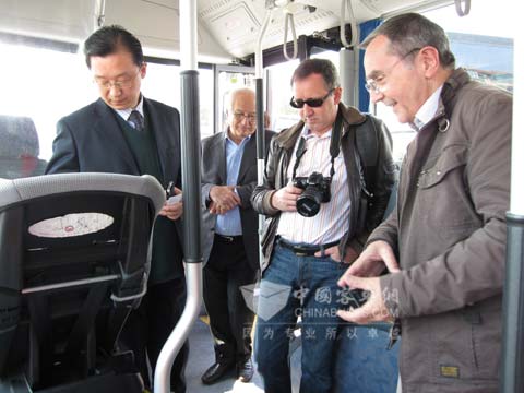參觀安凱純電動(dòng)客車(chē)