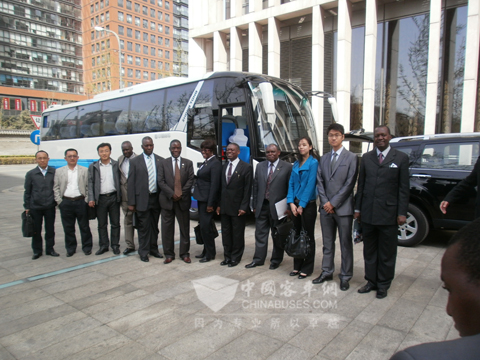 考察團(tuán)車前留影