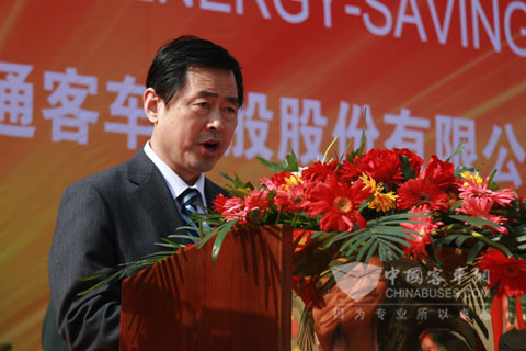 中通3萬輛新能源及節(jié)能型客車基地奠基儀式上中通客車董事長李海平介紹中通客車新基地相關情況