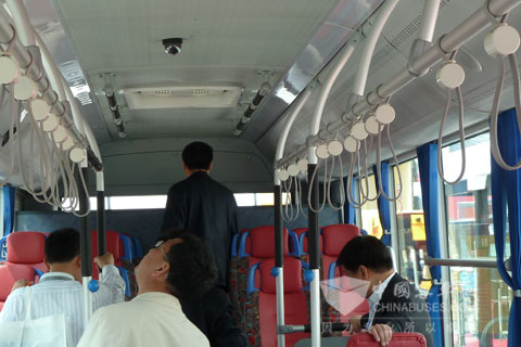 安凱純電動(dòng)公交車引來(lái)眾多觀眾