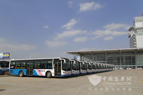 溫馨巴士停放整齊的中通陽(yáng)光系列節(jié)能公交車