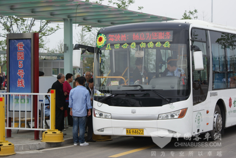 運(yùn)行在五號(hào)線上的中通客車