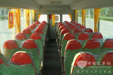 LCK6800DX的大容量空間設(shè)計(jì)：40+1+2，其中2個(gè)照管人座椅，1個(gè)司機(jī)座椅