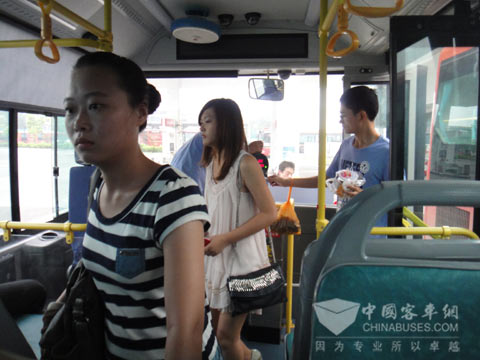 江陰市民登上常隆為江陰專門打造的新型電動(dòng)客車