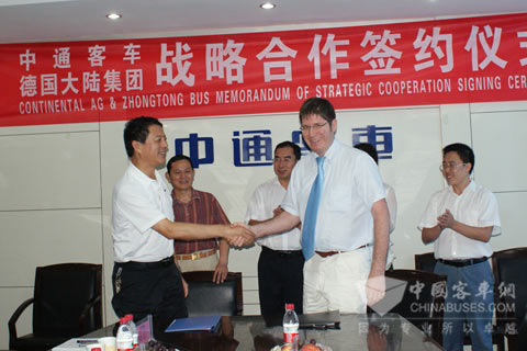 協(xié)議簽訂后雙方負(fù)責(zé)人預(yù)祝合作成功