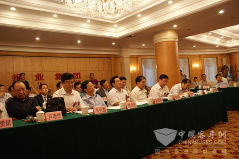 山東省委辦公廳、發(fā)改委、科技廳以及大眾日報(bào)等領(lǐng)導(dǎo)參加頒獎典禮