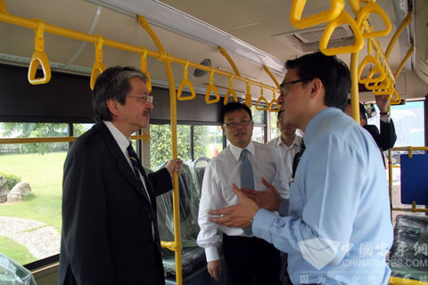 曾俊華司長(zhǎng)一行參觀大金龍混合動(dòng)力公交車