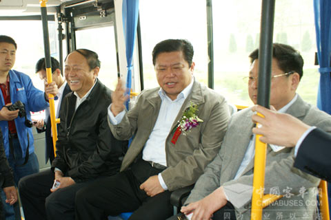聊城市市長林峰海試乘新車體驗(yàn)其性能