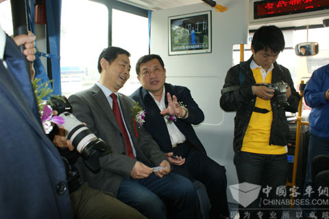 聊城市副市長蔡同民試乘新車時(shí)與中通客車董事長李海平交談