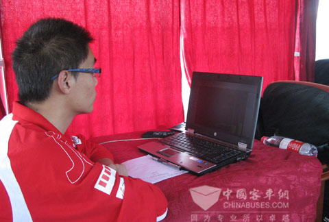 裁判員通過(guò)油耗測(cè)算裝置密切關(guān)注實(shí)時(shí)油耗情況