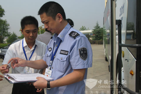 比賽選手確認(rèn)比賽成績(jī)并簽字