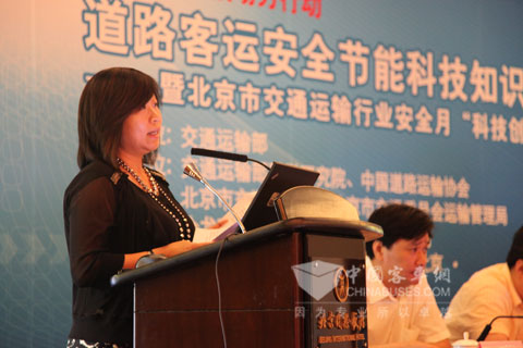 中青旅旅游服務(wù)分公司市場銷售部經(jīng)理王旭介紹使用G-BOS經(jīng)驗