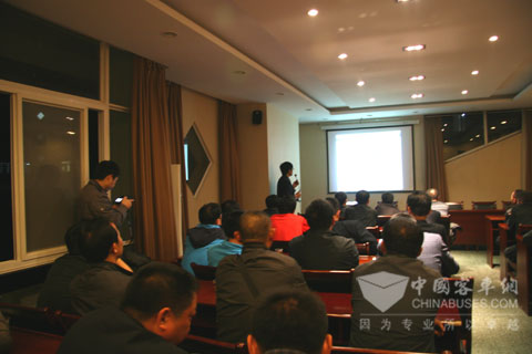 宇通工作人員在為參賽駕駛員培訓(xùn)安全工作法