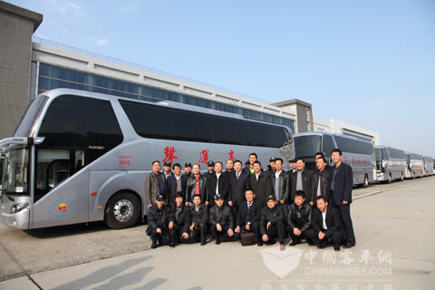 駕駛員與愛(ài)車合影