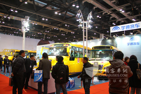  宇通校車展臺(tái)前人流不斷