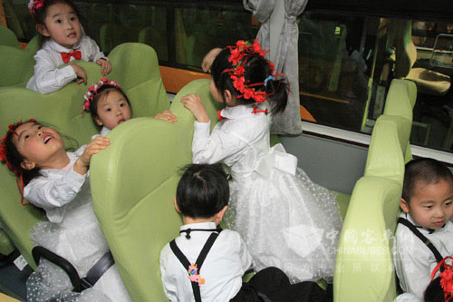 孩子們興奮地體驗(yàn)宇通校車