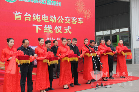 恒通電動(dòng)客車(chē)公司首臺(tái)客車(chē)下線(xiàn)