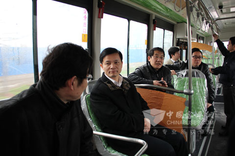 鐘志華院士（左二）試乘恒通純電動(dòng)客車(chē)